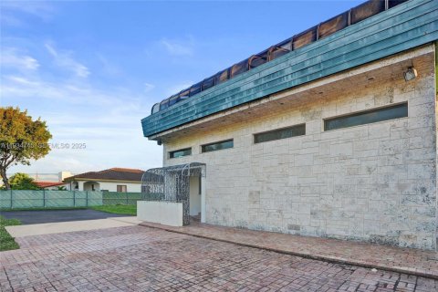 House in Hialeah, Florida 7 bedrooms, 735.69 sq.m. № 1993075 - photo 7