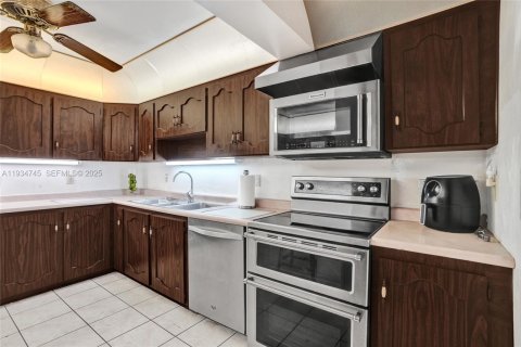 House in Hialeah, Florida 7 bedrooms, 735.69 sq.m. № 1993075 - photo 17