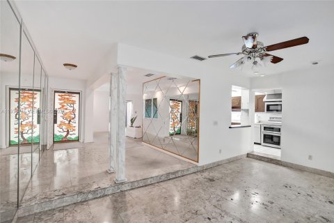 House in Hialeah, Florida 7 bedrooms, 735.69 sq.m. № 1993075 - photo 14