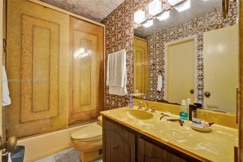 House in Hialeah, Florida 7 bedrooms, 735.69 sq.m. № 1993075 - photo 27