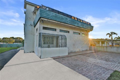 House in Hialeah, Florida 7 bedrooms, 735.69 sq.m. № 1993075 - photo 11