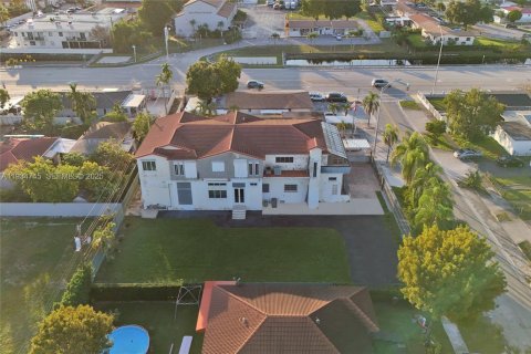 House in Hialeah, Florida 7 bedrooms, 735.69 sq.m. № 1993075 - photo 4