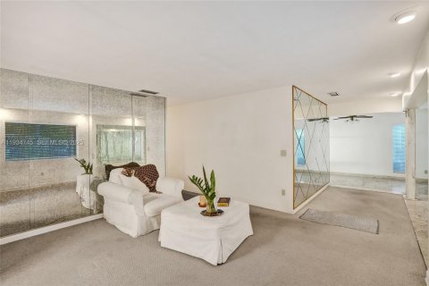 House in Hialeah, Florida 7 bedrooms, 735.69 sq.m. № 1993075 - photo 23