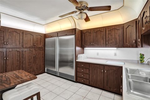 House in Hialeah, Florida 7 bedrooms, 735.69 sq.m. № 1993075 - photo 18