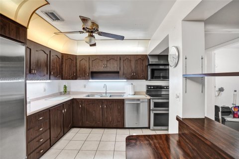 House in Hialeah, Florida 7 bedrooms, 735.69 sq.m. № 1993075 - photo 20