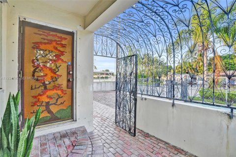 House in Hialeah, Florida 7 bedrooms, 735.69 sq.m. № 1993075 - photo 13