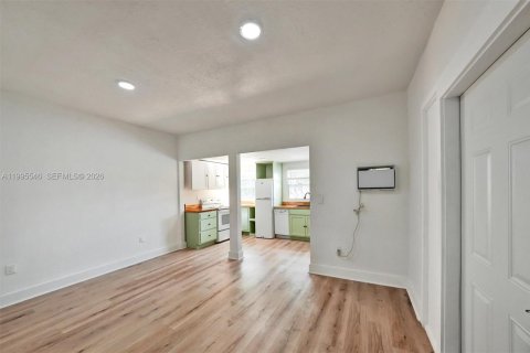 Adosado en alquiler en Miami, Florida, 2 dormitorios, 180.04 m2 № 2063769 - foto 10