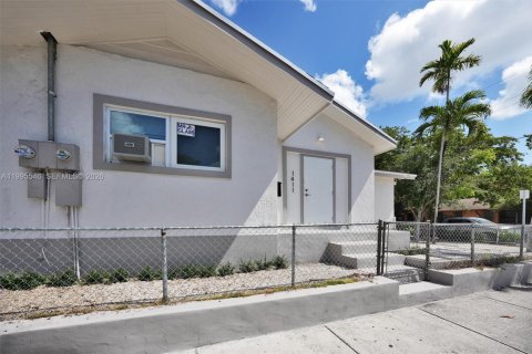 Adosado en alquiler en Miami, Florida, 2 dormitorios, 180.04 m2 № 2063769 - foto 2