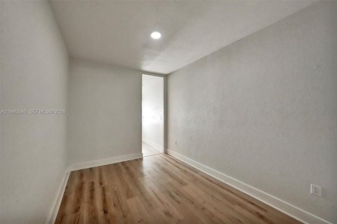 Adosado en alquiler en Miami, Florida, 2 dormitorios, 180.04 m2 № 2063769 - foto 20