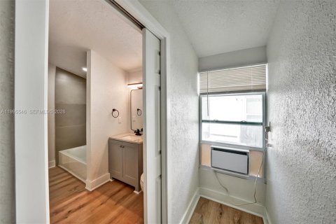 Adosado en alquiler en Miami, Florida, 2 dormitorios, 180.04 m2 № 2063769 - foto 17