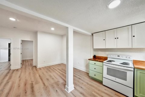 Adosado en alquiler en Miami, Florida, 2 dormitorios, 180.04 m2 № 2063769 - foto 6