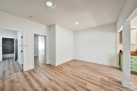 Adosado en alquiler en Miami, Florida, 2 dormitorios, 180.04 m2 № 2063769 - foto 9