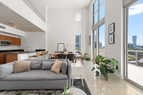 Condo in Miami, Florida, 1 bedroom  № 1811611 - photo 1