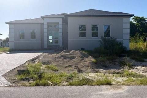 House in Port Charlotte, Florida 4 bedrooms, 217.95 sq.m. № 2306657