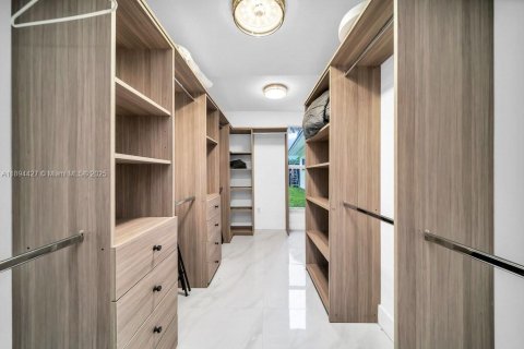Casa en venta en Miami, Florida, 5 dormitorios, 241.73 m2 № 1945983 - foto 10