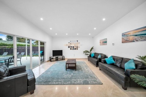 Casa en venta en Miami, Florida, 5 dormitorios, 241.73 m2 № 1945983 - foto 4