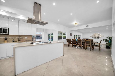 Casa en venta en Miami, Florida, 5 dormitorios, 241.73 m2 № 1945983 - foto 7