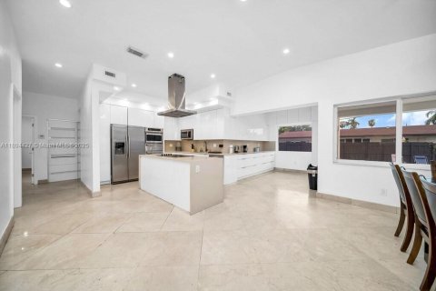 Casa en venta en Miami, Florida, 5 dormitorios, 241.73 m2 № 1945983 - foto 6