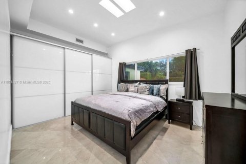 Casa en venta en Miami, Florida, 5 dormitorios, 241.73 m2 № 1945983 - foto 9