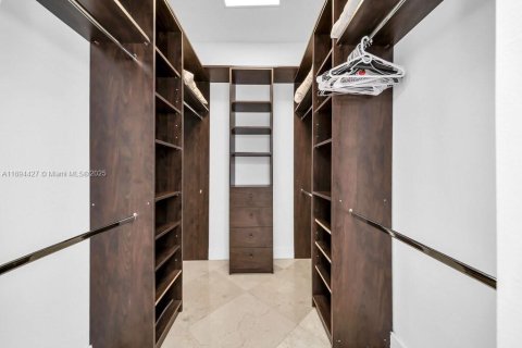 Casa en venta en Miami, Florida, 5 dormitorios, 241.73 m2 № 1945983 - foto 11