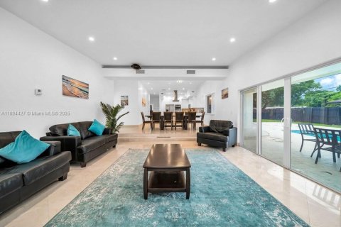 Casa en venta en Miami, Florida, 5 dormitorios, 241.73 m2 № 1945983 - foto 12