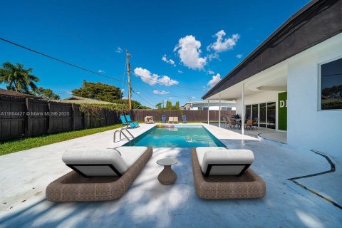 Casa en venta en Miami, Florida, 5 dormitorios, 241.73 m2 № 1945983 - foto 1