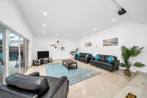 Casa en venta en Miami, Florida, 5 dormitorios, 241.73 m2 № 1945983 - foto 3