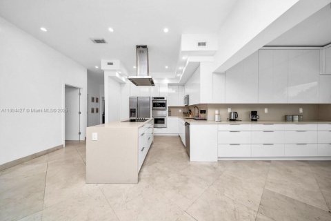 Casa en venta en Miami, Florida, 5 dormitorios, 241.73 m2 № 1945983 - foto 5
