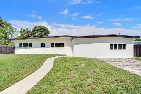 Casa en venta en Miami, Florida, 5 dormitorios, 241.73 m2 № 1945983 - foto 2