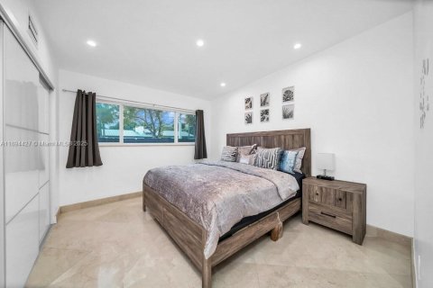 Casa en venta en Miami, Florida, 5 dormitorios, 241.73 m2 № 1945983 - foto 8