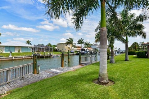 House in Longboat Key, Florida 4 bedrooms, 212.93 sq.m. № 2206220 - photo 8