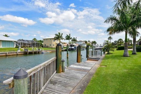 House in Longboat Key, Florida 4 bedrooms, 212.93 sq.m. № 2206220 - photo 11