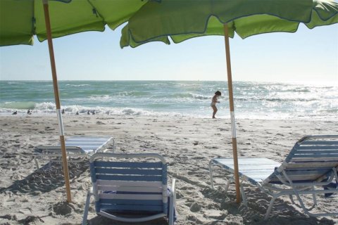 House in Longboat Key, Florida 4 bedrooms, 212.93 sq.m. № 2206220 - photo 9