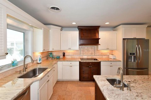 House in Longboat Key, Florida 4 bedrooms, 212.93 sq.m. № 2206220 - photo 24