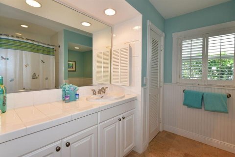 House in Longboat Key, Florida 4 bedrooms, 212.93 sq.m. № 2206220 - photo 21