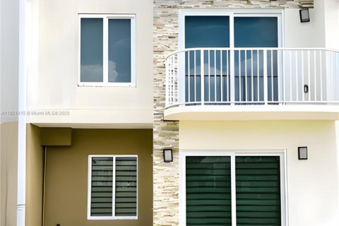 Townhouse in Homestead, Florida 4 bedrooms, 133.22 sq.m. № 1783624 - photo 1