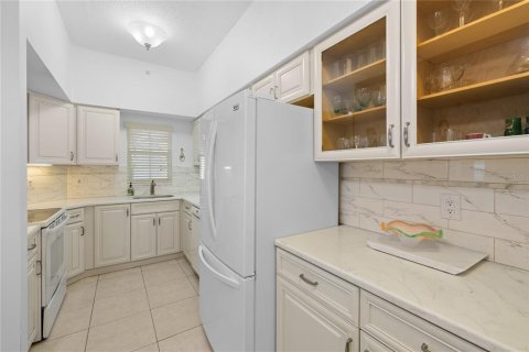 Condo in Sarasota, Florida, 2 bedrooms № 2101287 - photo 17