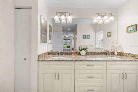 Condo in Sarasota, Florida, 2 bedrooms № 2101287 - photo 25
