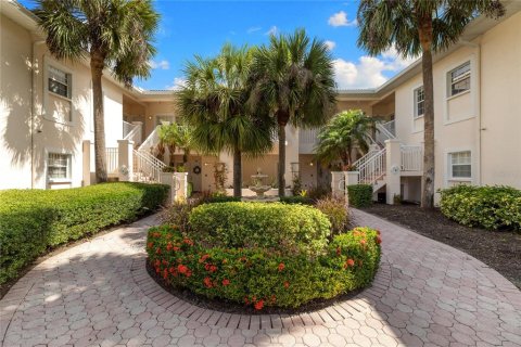 Condo in Sarasota, Florida, 2 bedrooms № 2101287 - photo 2