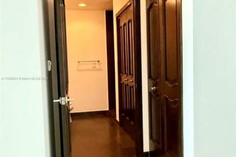 Снять в аренду кондоминиум в Майами, Флорида 1 спальня, 84.73м2, № 1958547 - фото 4