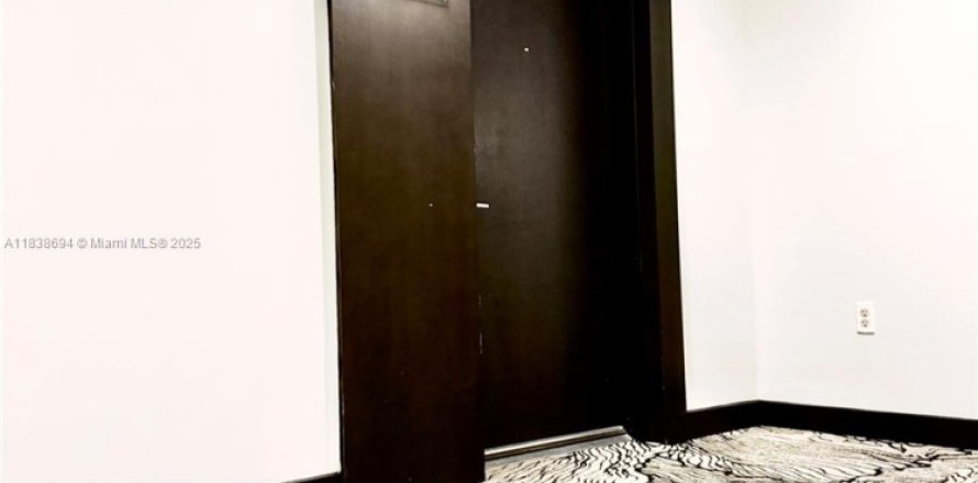 Кондоминиум с 1 спальней в Майами, Флорида № 1958547