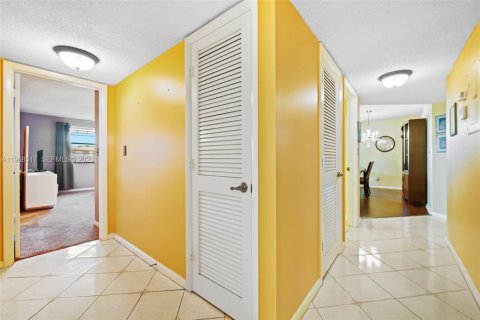 Купить кондоминиум в Тамарак, Флорида 2 спальни, 117.99м2, № 2031593 - фото 17
