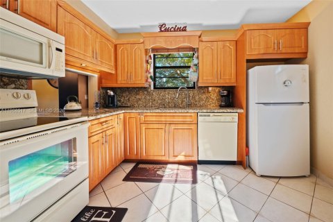 Купить кондоминиум в Тамарак, Флорида 2 спальни, 117.99м2, № 2031593 - фото 13