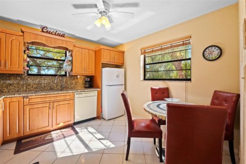 Купить кондоминиум в Тамарак, Флорида 2 спальни, 117.99м2, № 2031593 - фото 12