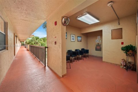 Купить кондоминиум в Тамарак, Флорида 2 спальни, 117.99м2, № 2031593 - фото 3