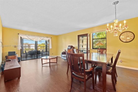 Купить кондоминиум в Тамарак, Флорида 2 спальни, 117.99м2, № 2031593 - фото 10