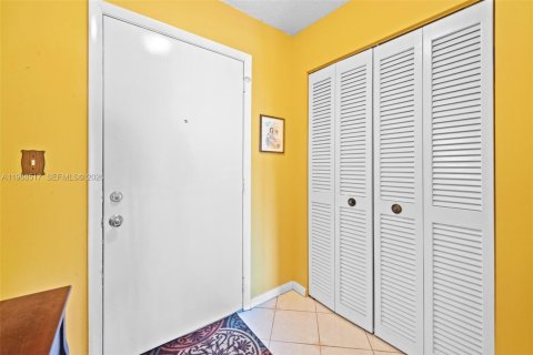 Купить кондоминиум в Тамарак, Флорида 2 спальни, 117.99м2, № 2031593 - фото 5