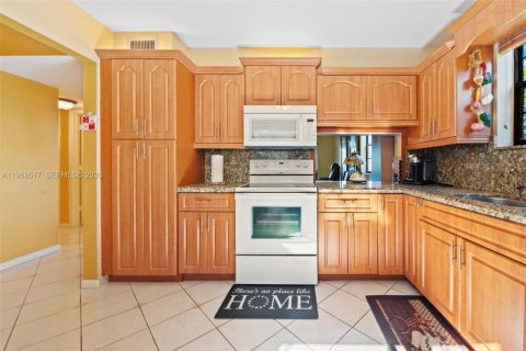 Купить кондоминиум в Тамарак, Флорида 2 спальни, 117.99м2, № 2031593 - фото 14