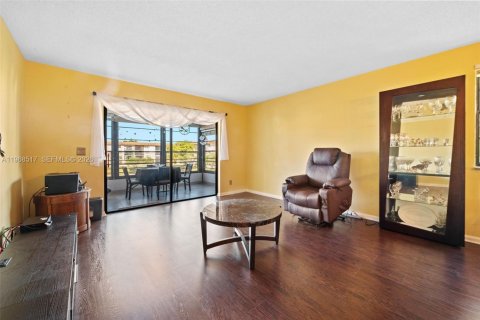 Купить кондоминиум в Тамарак, Флорида 2 спальни, 117.99м2, № 2031593 - фото 7