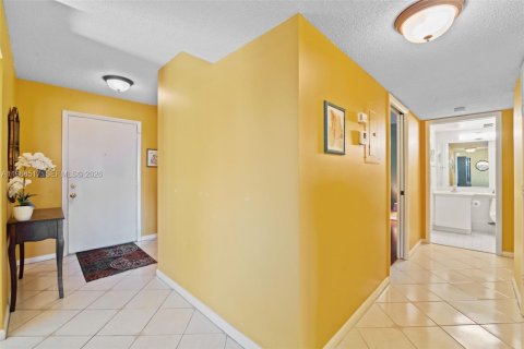 Купить кондоминиум в Тамарак, Флорида 2 спальни, 117.99м2, № 2031593 - фото 6